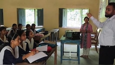 मोतिहारी के DM बने शिक्षक, नौवीं के बच्चों को एक घंटे तक पढ़ाया गणित