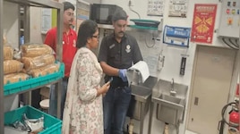 इंदौर में फेसम ब्रांड्स के आउटलेट्स में गंदगी का अंबार, कहीं चूहों के अवशेष मिले...