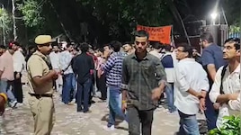 DU चुनाव: नॉर्थ कैंपस में छात्र गुटों की झड़प, लात-घूंसे और डंडे चले; पुलिस पहुंची