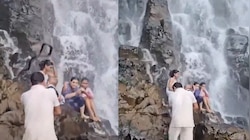 अंबोली वॉटरफॉल में खौफनाक पल: बच्चे को गोद में लिए शख्स के कंधे पर आ गिरा सांप;Video