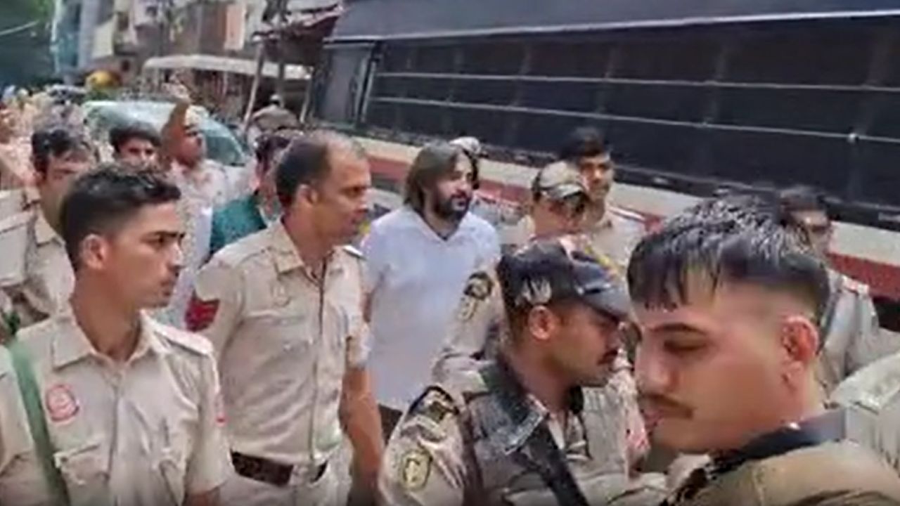 तिहाड़ जेल में बंद नीरज बवाना को 5 घंटे की पैरोल, पत्नी और बच्चों से मिलने हरीनगर पहुंचा