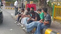 नोएडा में iPhone 18 Pro का क्रेज! नया फोन पाने के लिए उमड़ी दीवानों की भीड़, देखें Video