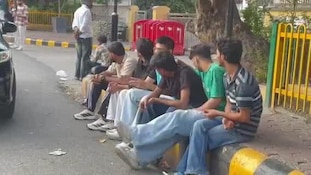 नोएडा में iPhone 18 Pro का क्रेज! नया फोन पाने के लिए उमड़ी दीवानों की भीड़, देखें Video