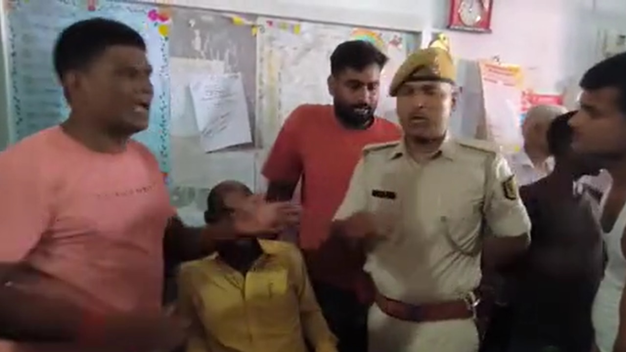 नवादा में शिक्षक की काली करतूत: कभी गोद में बैठाते थे तो कभी गाल छूते थे, बाथरूम के दरवाजे तक छात्राओं के पीछे-पीछे जाते थे