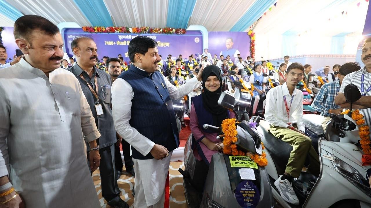 मोहन सरकार की बड़ी सौगात: 7400 से ज्यादा मेधावी छात्रों को मिली स्कूटी,  अकाउंट में आए खटाखट पैसे
