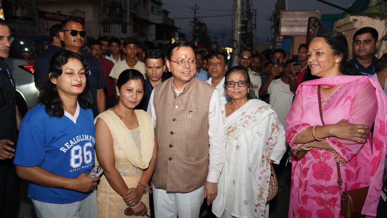 प्रोटोकॉल छोड़ आम लोगों के बीच पहुंचे सीएम धामी, बच्चों से लेकर बुजुर्गों तक ने ली सेल्फी