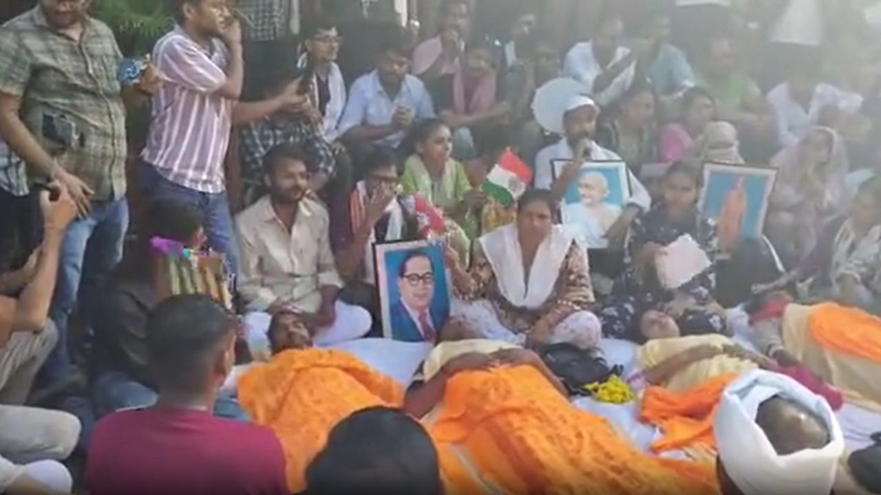 टीजीटी-पीजीटी अभ्यर्थियों का शिक्षा निदेशालय के बाहर कफन ओढ़कर प्रदर्शन