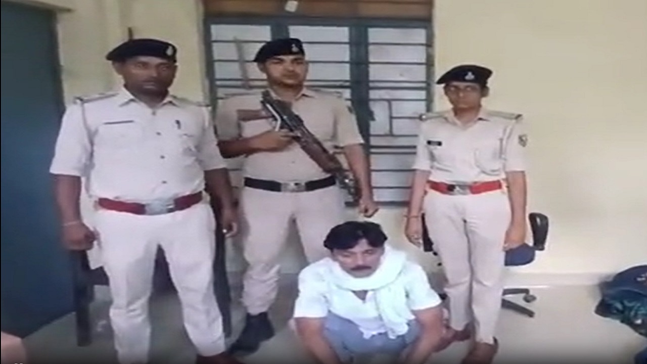 मरने से पहले शिक्षक शमशाद ने बताया था नाम, मोतिहारी पुलिस के हत्थे चढ़ा 20 हजार का इनामी पूर्व प्रमुख चमन, नेपाल में था छिपा