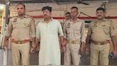 महिला बैंककर्मी को IAS बनाने वाला गिरफ्तार, अलीगढ़ में रिश्तेदार के ​यहां छिपा था पूर्व सपा नेता 