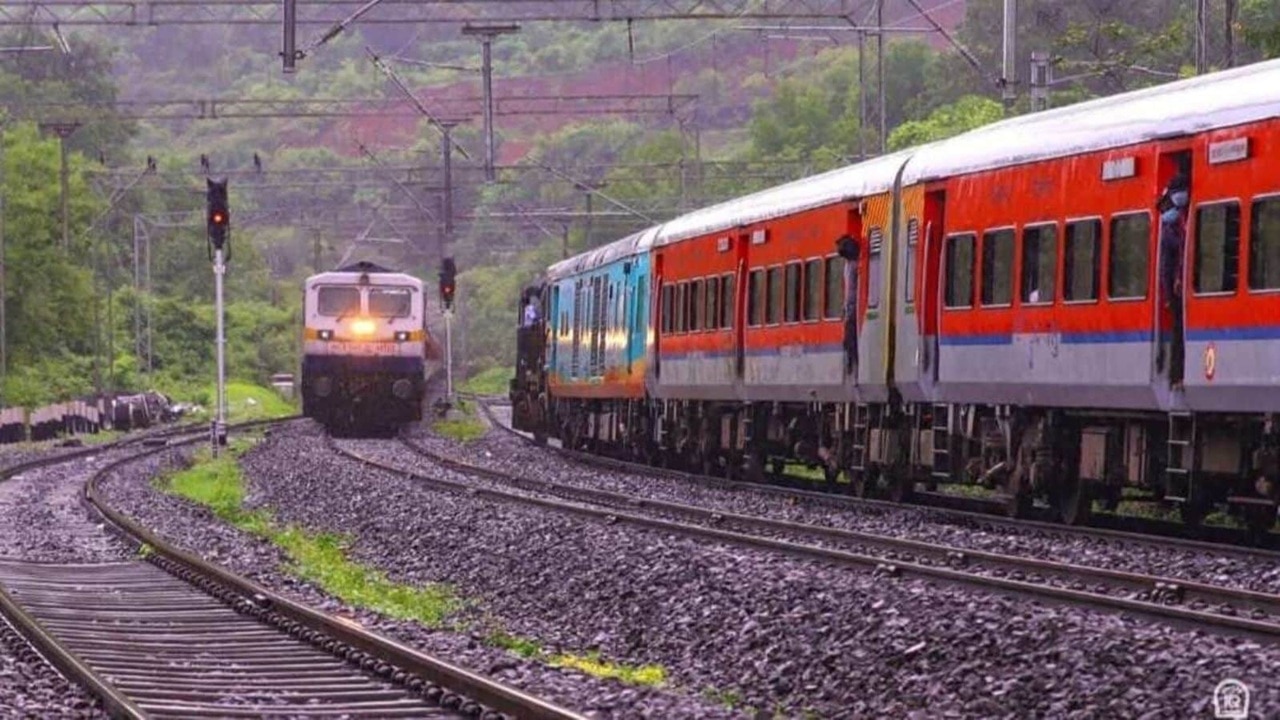 Indian Railway: दिवाली-छठ में नहीं होगी ट्रेनों में भीड़, टिकट की मारामारी पर रेलवे का मेगा प्लान, 102 स्पेशल ट्रेनें दौड़ाने की तैयारी
