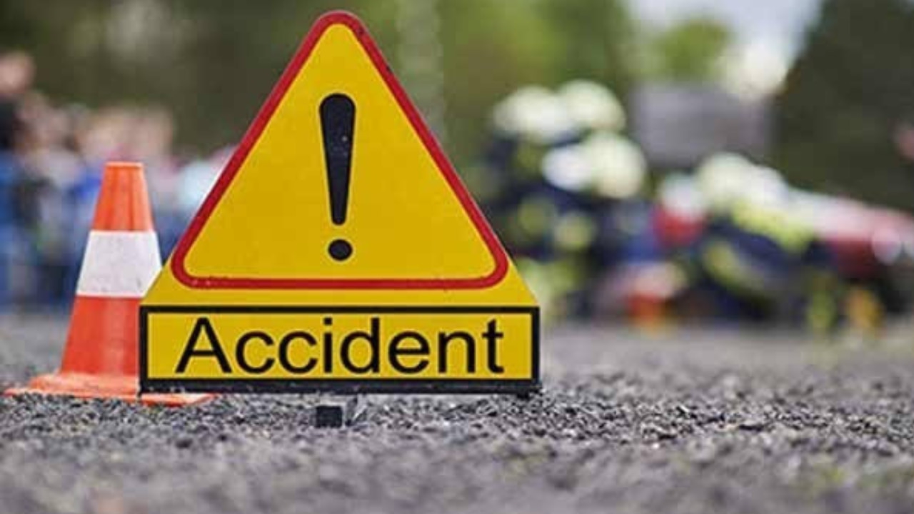 ओवरटेक करने के चक्कर में ट्रक से टकराई बस, गुजरात में भीषण सड़क हादसा; अबतक 5 की मौत