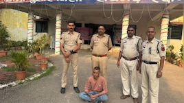 इवनिंग वॉक पर निकले प्रोफेसर का चाकू की नोक पर अपहरण, आंखों पर बांधी पट्टी...