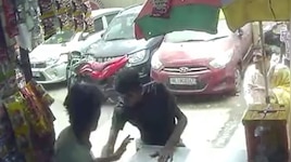 Delhi: 150 रुपये छीनने के लिए युवक पर चाकू से वार, जहांगीरपुरी में CCTV में कैद