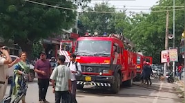 Delhi: कालकाजी में फाइनेंस कंपनी के दफ्तर में आग, पांच दमकल गाड़ियों ने पाया काबू