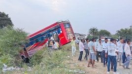 बाइक सवार को बचाने के प्रयास में खाई में गिरी यात्रियों से भरी बस, 2 की मौत...