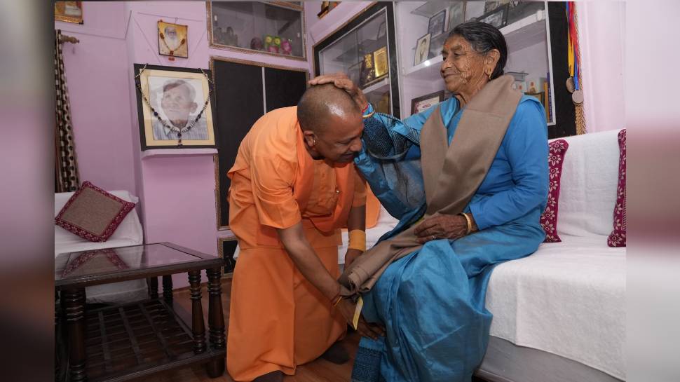 सीएम योगी ने मां से मिलने पंचूर पहुंचे...