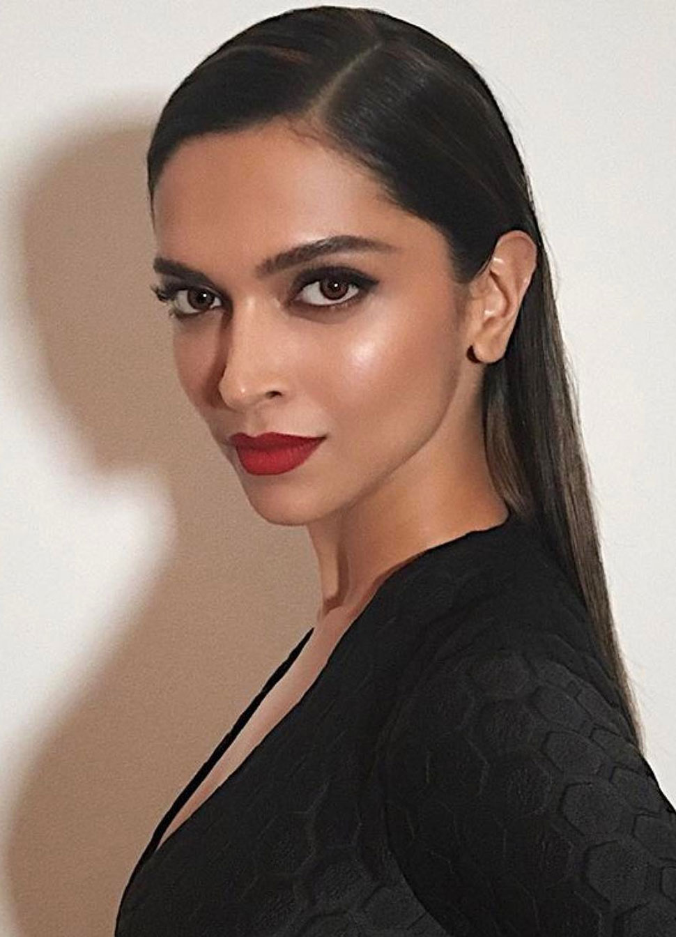 Include these 10 makeup products in your make up kit Include these 10 makeup products in your make up kit
