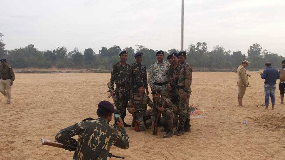 Dantewada: SP Hoarse tricolor in Indravati, Naxali Area