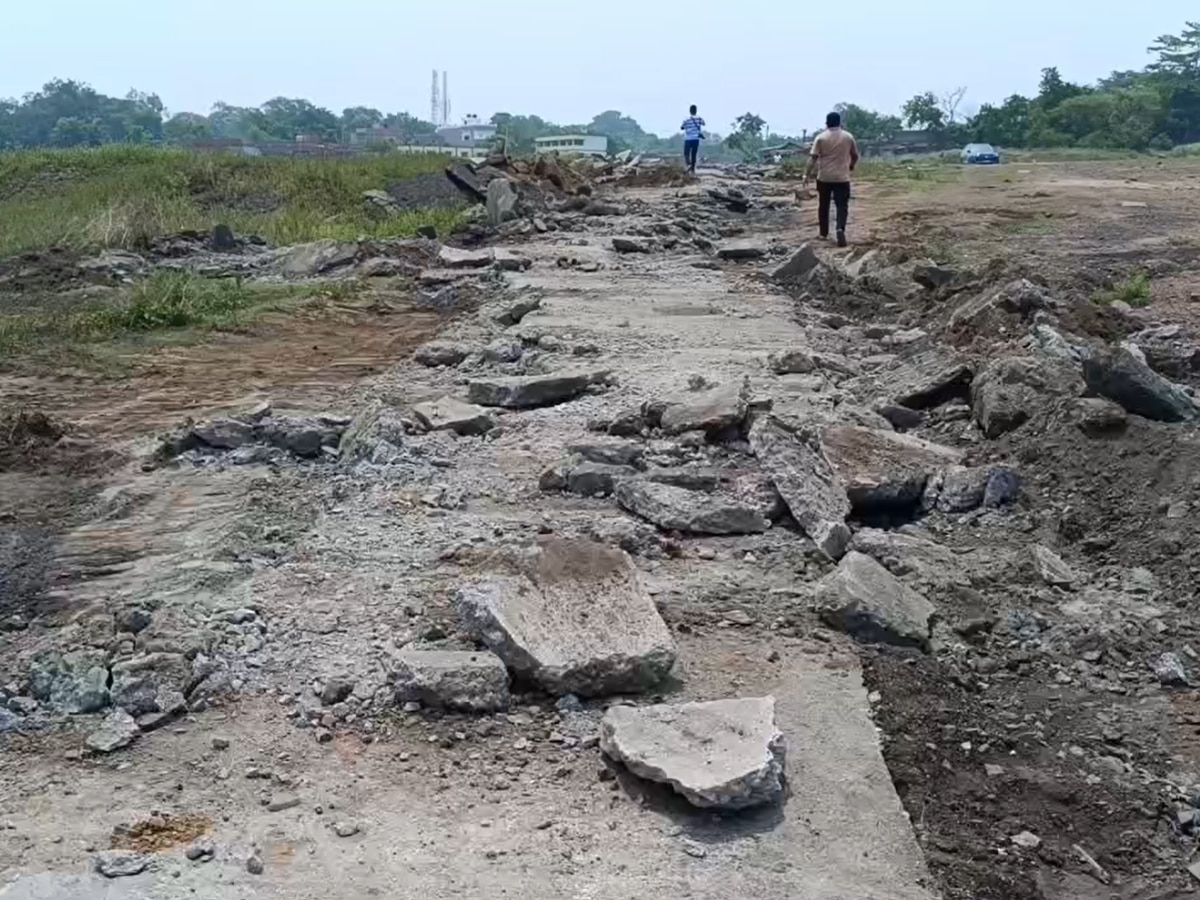 Jharia 1100 meter long road was dug up causing loss of 15 lakhs