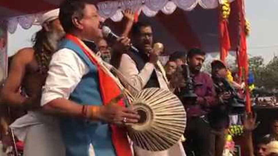 Lok Sabha Elections 2019: BJP Leaders played Dhol-Manjeera in Kolkata