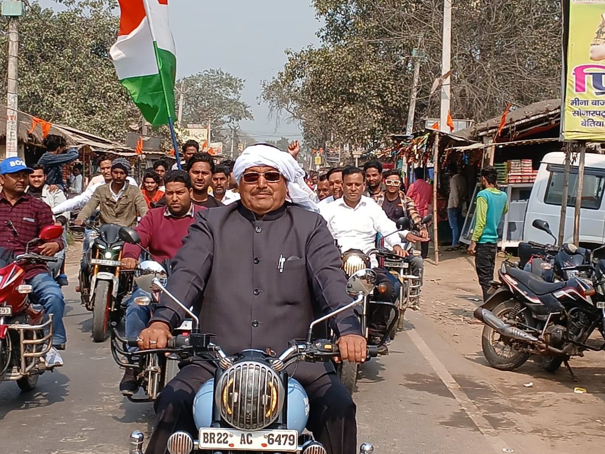 Former minister Khurshid Alam arrived with garland of slippers in West Champaran