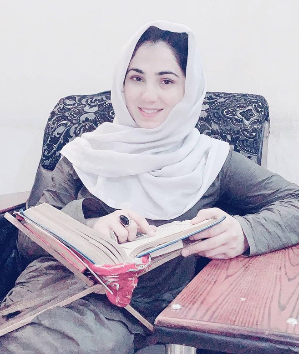 Kinner Transgender Mehak Malik life story lifestyle video goes viral with  Maulana Tariq Jameel | Mehak Malik Pakistan: मौलाना तारिक जमील की करीबी है  ये किन्नर, नमाज पढ़ने के साथ प्राइवेट ...