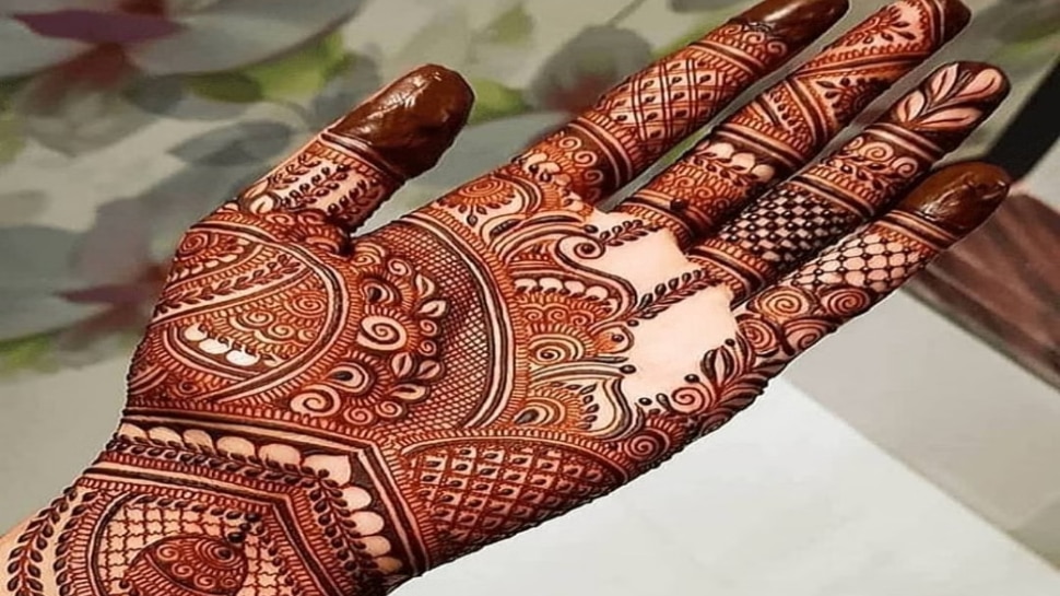 Karwa Chauth Mehndi designs : इस करवा चौथ अपने हाथों मे सजाए ये क्लासिक और नए  डिजाइन,