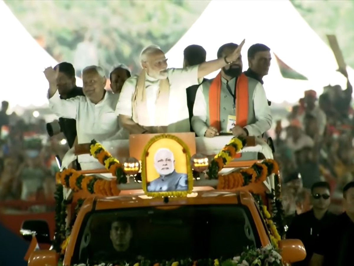 कार्यक्रम स्थल पर पहुंचे पीएम मोदी