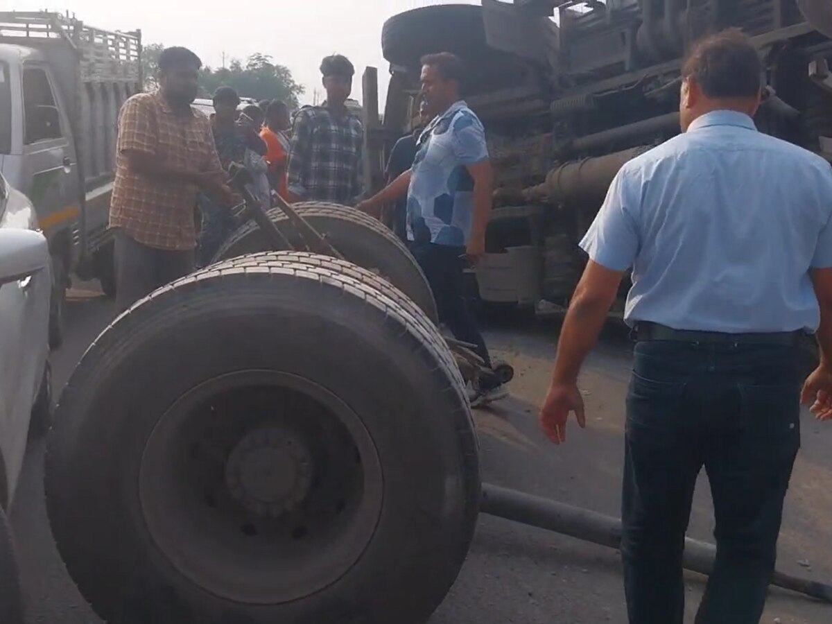 Bokaro road accident truck got stuck on bridge
