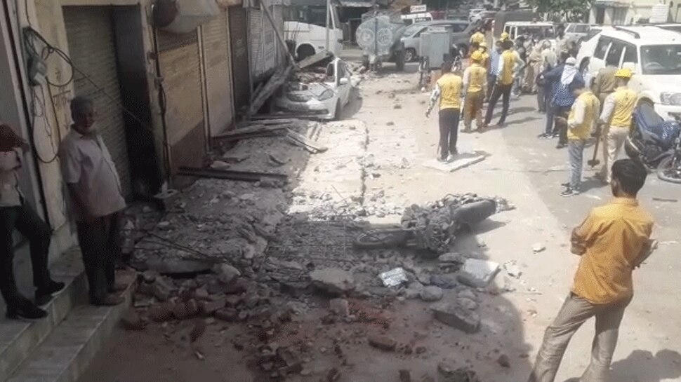 Jaipur Building collapsed near Jorawar Singh Gate two to three vehicles were reported buried