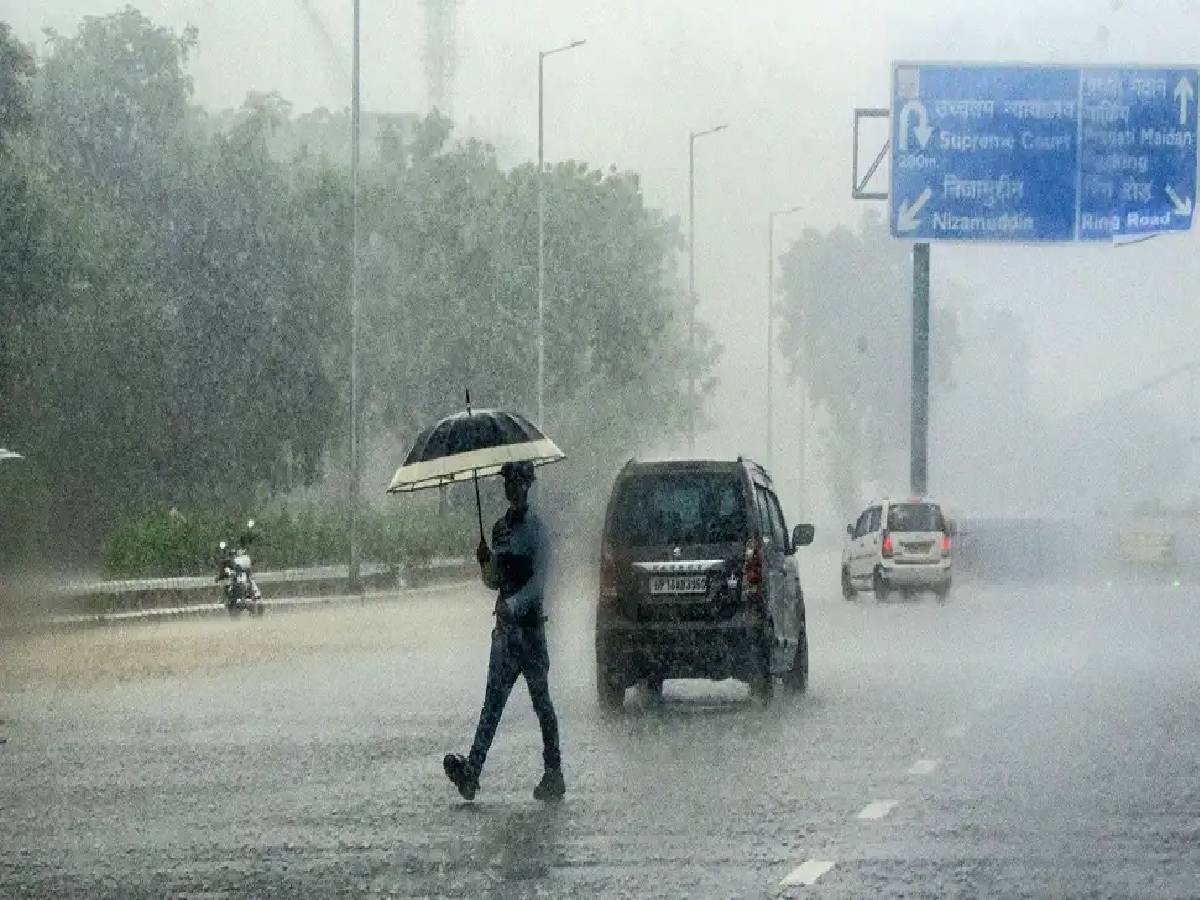 Delhi Weather दिल्ली में आज झमाझम बारिश के आसार, जानें वीकेंड के मौसम का हाल