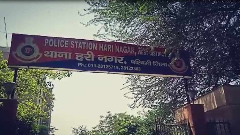 Delhi police arrest a snatcher from hari nagar area of west delhi VIDEO महिला का पर्स छीनकर