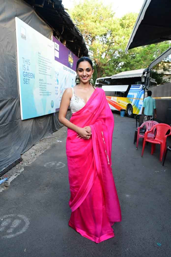 Kiara advani spotted at the kapil sharma show with mother and mother in law  to promote satyaprem ki katha | Kiara Advani: सासू मां और मम्मी को साथ लेकर  Satyaprem Ki Katha