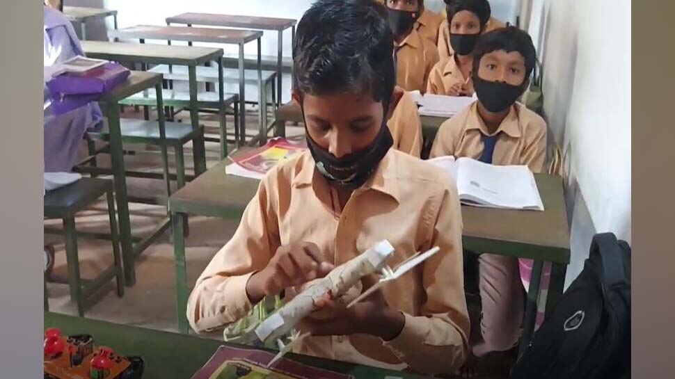 Student looking at helicopter made a drone of 25 thousand for 100 rupees Chhattisgarh Naxal affected Kondagaon | नक्सल प्रभावित इलाके के छात्र ने किया कमाल, 100 रुपए में बनाया 25 हजार