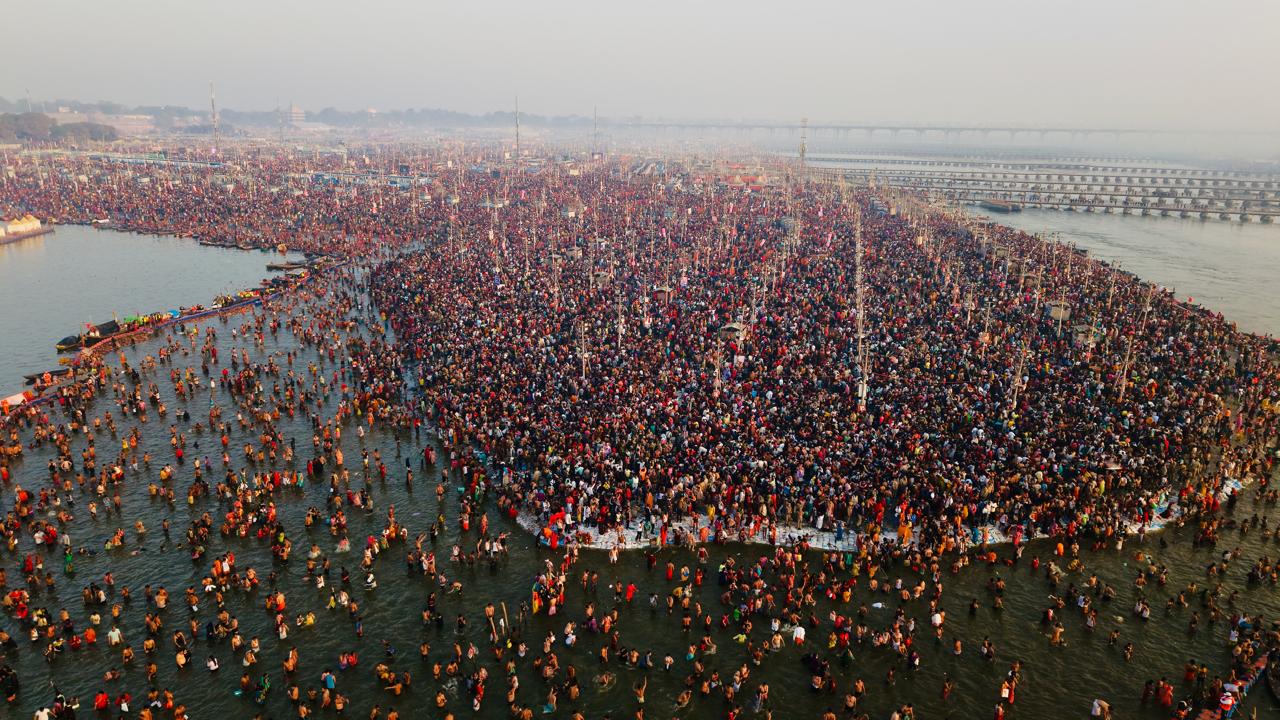 Mahakumbh 2025 Live Updates: अबकी बार 50 करोड़ पार, महाकुंभ स्नान में  महाराज का महा रिकॉर्ड | Hindi News