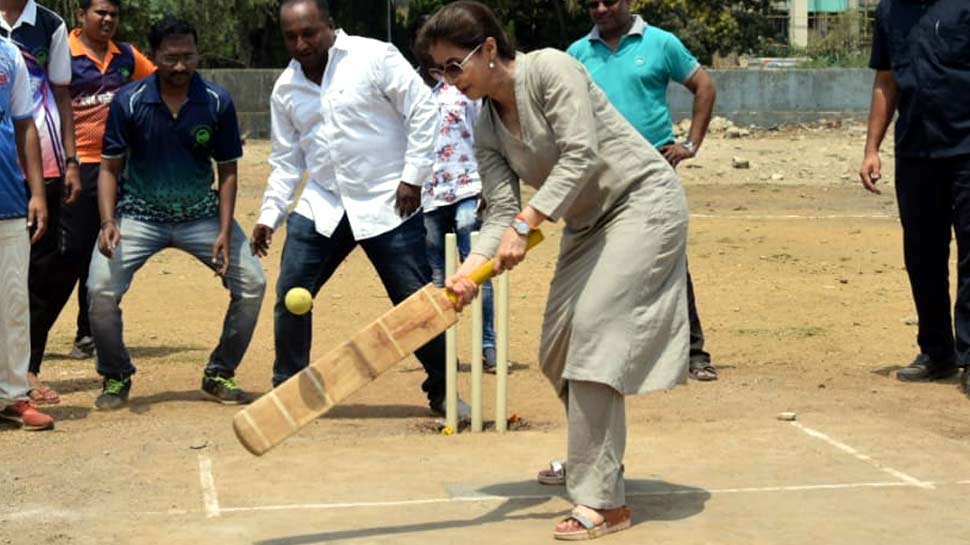 Urmila Matondkar plays Cricket
