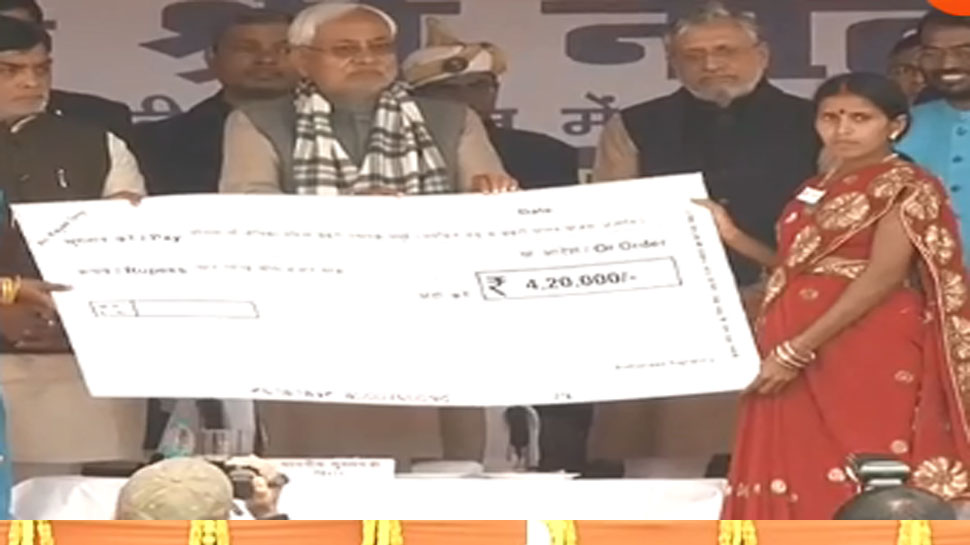 Bihar CM nitish kumar hoisted tricolor in Patna