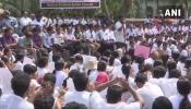 डॉक्टरों की हड़ताल से कई जगह स्वास्थ्य सेवाएं ठप, मरीजों की बढ़ीं मुश्किलें डॉक्टरों की हड़ताल से कई जगह स्वास्थ्य सेवाएं ठप, मरीजों की बढ़ीं मुश्किलें