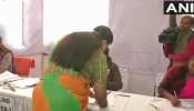 राजस्थान चुनाव : वसुंधरा राजे ने किया मतदान, कहा- 'हमारी ही होगी जीत' राजस्थान चुनाव : वसुंधरा राजे ने किया मतदान, कहा- 'हमारी ही होगी जीत'