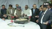 'हलवा सेरेमनी' के साथ बजट की तैयारी शुरू, वित्त राज्यमंत्री ने कर्मचारियों का मुंह मीठा कराया 'हलवा सेरेमनी' के साथ बजट की तैयारी शुरू, वित्त राज्यमंत्री ने कर्मचारियों का मुंह मीठा कराया