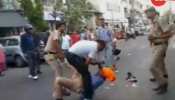 VIDEO: हाथ में तलवार लिए पुलिसवालों से भिड़ा टेंपो ड्राइवर, ASI को किया घायल VIDEO: हाथ में तलवार लिए पुलिसवालों से भिड़ा टेंपो ड्राइवर, ASI को किया घायल