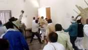 VIDEO: 'नेता जी' जुटे थे हार की समीक्षा करने, कार्यकर्ताओं ने दौड़ा-दौड़ाकर पीटा VIDEO: 'नेता जी' जुटे थे हार की समीक्षा करने, कार्यकर्ताओं ने दौड़ा-दौड़ाकर पीटा