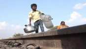 महाराष्ट्र: 8 साल का सिद्धार्थ दो डिब्बे पानी लाने के लिए करता है ट्रेन से यात्रा महाराष्ट्र: 8 साल का सिद्धार्थ दो डिब्बे पानी लाने के लिए करता है ट्रेन से यात्रा
