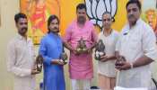 हैदराबाद: गाय के गोबर से बनाई गणपति की इको-फ्रैंडली मूर्तियां, हो रही है जमकर चर्चा हैदराबाद: गाय के गोबर से बनाई गणपति की इको-फ्रैंडली मूर्तियां, हो रही है जमकर चर्चा