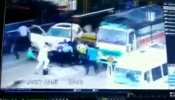VIDEO: टोल प्लाजा में जा फंसी SUV, अचानक एक्सीलेटर पर पड़ा पांव, लोगों पर ही चढ़ गई VIDEO: टोल प्लाजा में जा फंसी SUV, अचानक एक्सीलेटर पर पड़ा पांव, लोगों पर ही चढ़ गई