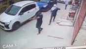 VIDEO: बीच सड़क पर बेखौफ फायरिंग करते CCTV में कैद हुए बदमाश, लोगों की अटकी रही सांसें VIDEO: बीच सड़क पर बेखौफ फायरिंग करते CCTV में कैद हुए बदमाश, लोगों की अटकी रही सांसें