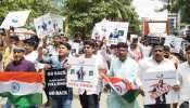 मीका सिंह के घर के बाहर लोगों ने किया प्रोटेस्ट, कहा- 'उसे भारत में रहने का कोई अधिकार नहीं' मीका सिंह के घर के बाहर लोगों ने किया प्रोटेस्ट, कहा- 'उसे भारत में रहने का कोई अधिकार नहीं'