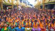 पुणे: गजानन की जयघोष से गूंजे पंडाल, 25 हजार महिलाओं ने एक साथ किया अथर्वशीर्ष पठन पुणे: गजानन की जयघोष से गूंजे पंडाल, 25 हजार महिलाओं ने एक साथ किया अथर्वशीर्ष पठन