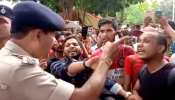 बिहार: वाहन चेकिंग के दौरान युवक के साथ पुलिस की नोकझोंक, हवालात में बंद करने का भी लगा आरोप बिहार: वाहन चेकिंग के दौरान युवक के साथ पुलिस की नोकझोंक, हवालात में बंद करने का भी लगा आरोप