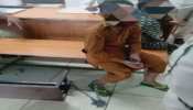 भोपाल: मदरसे में बच्चों को जंजीर से बांधकर दे रहे थे तालीम, संचालक गिरफ्तार भोपाल: मदरसे में बच्चों को जंजीर से बांधकर दे रहे थे तालीम, संचालक गिरफ्तार